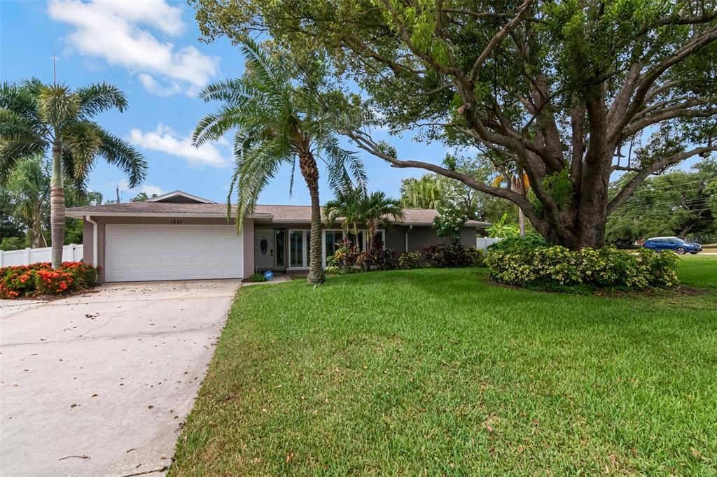 Под контрактом: $619,900 (4 спален, 2 ванн, 2267 Квадратных фут)