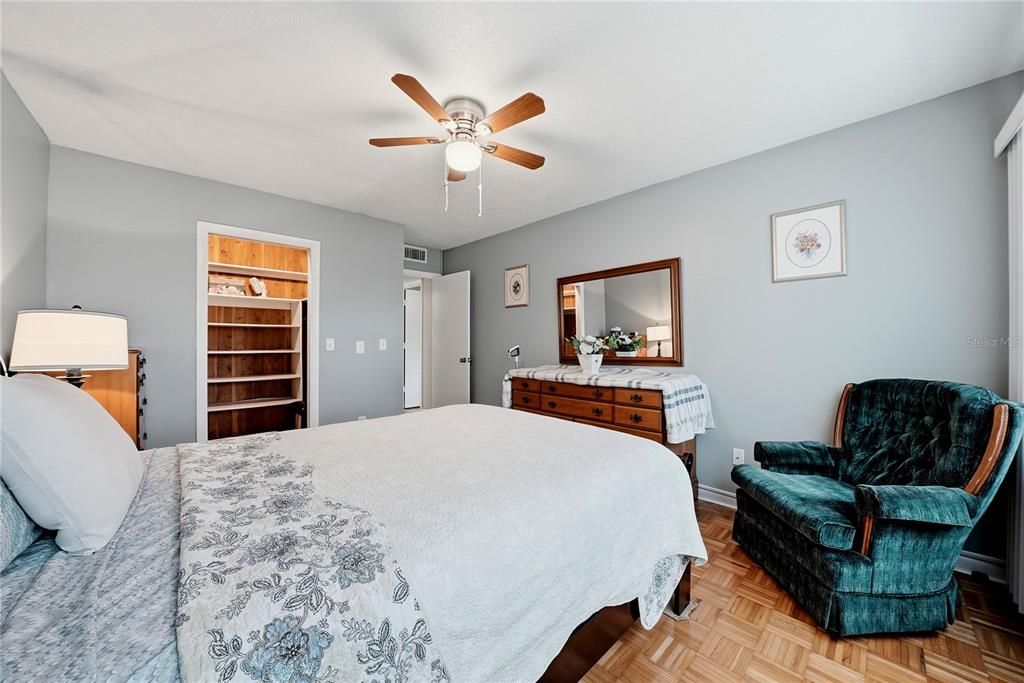 Activo con contrato: $115,900 (2 camas, 1 baños, 973 Pies cuadrados)