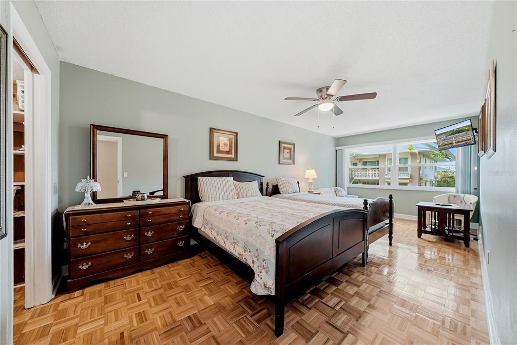 Activo con contrato: $115,900 (2 camas, 1 baños, 973 Pies cuadrados)