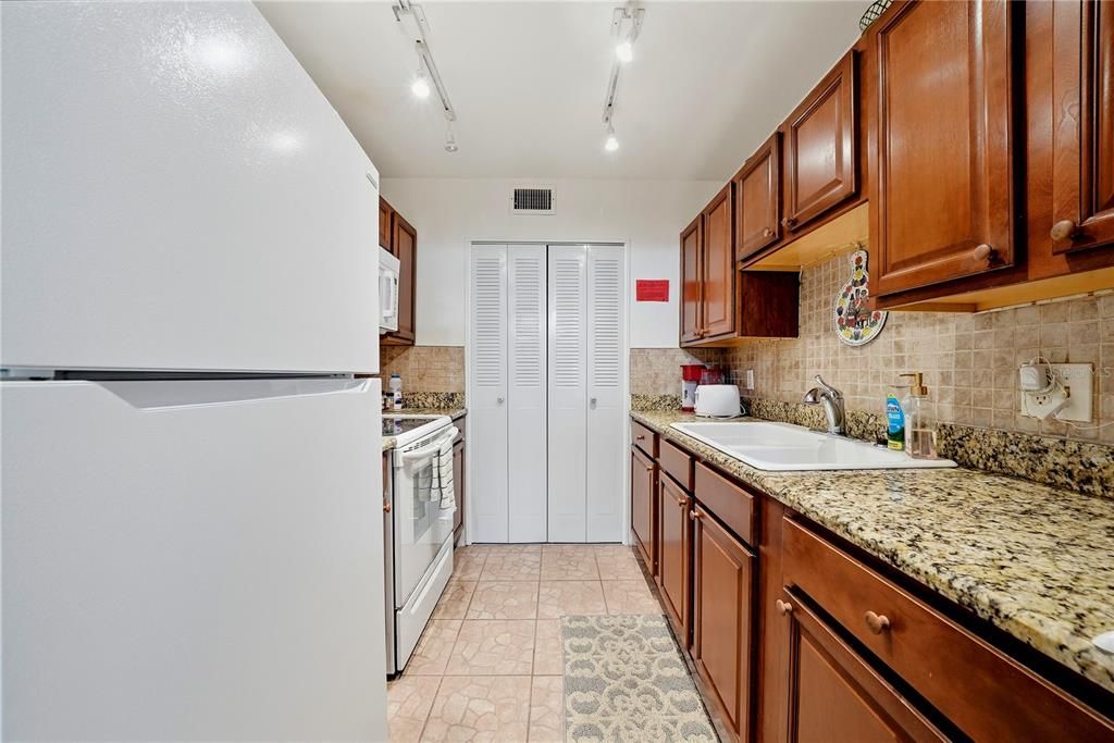 Activo con contrato: $115,900 (2 camas, 1 baños, 973 Pies cuadrados)