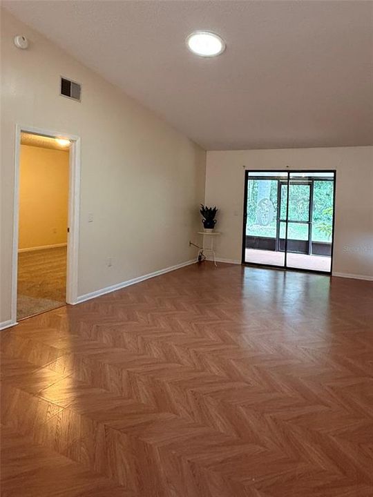 For Sale: $169,000 (2 beds, 2 baths, 1071 Square Feet)