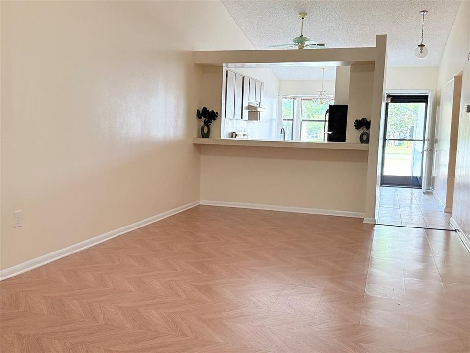 For Sale: $169,000 (2 beds, 2 baths, 1071 Square Feet)