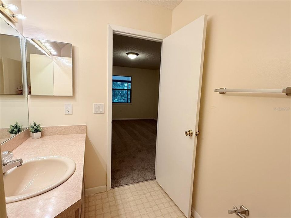 For Sale: $169,000 (2 beds, 2 baths, 1071 Square Feet)