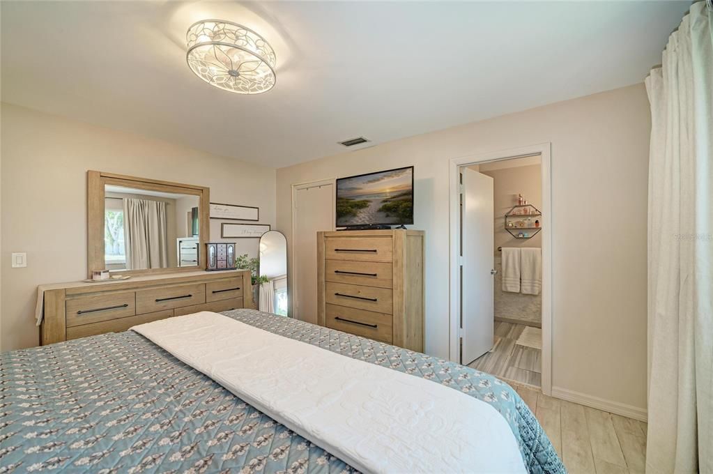 For Sale: $245,000 (2 beds, 2 baths, 1372 Square Feet)