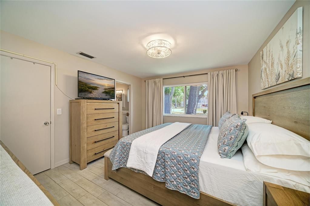 For Sale: $245,000 (2 beds, 2 baths, 1372 Square Feet)