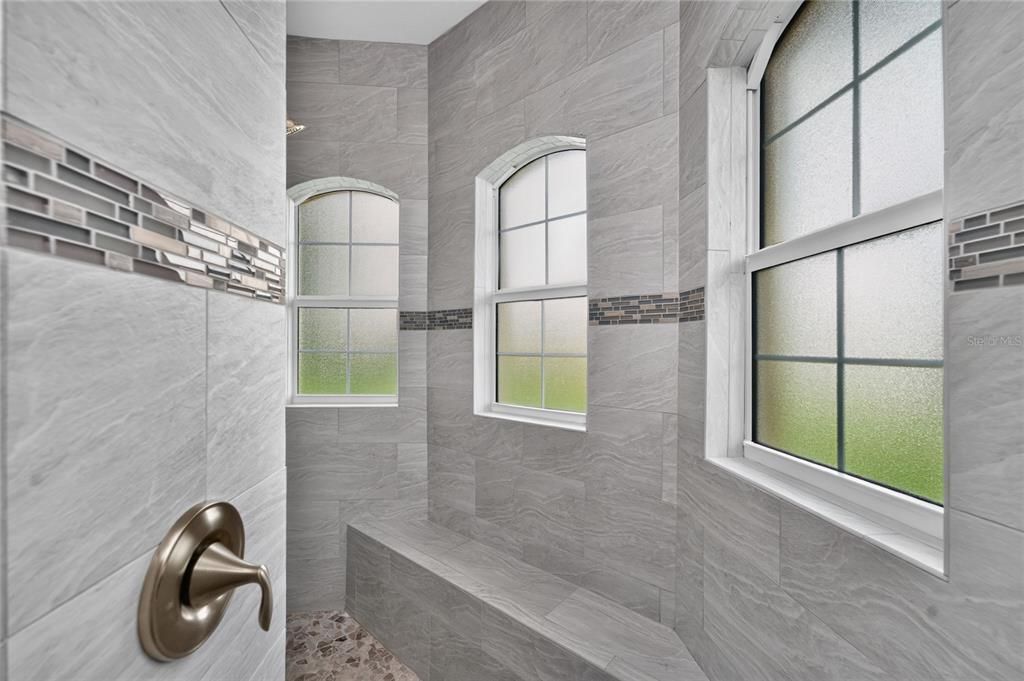 En Venta: $599,900 (3 camas, 3 baños, 2200 Pies cuadrados)