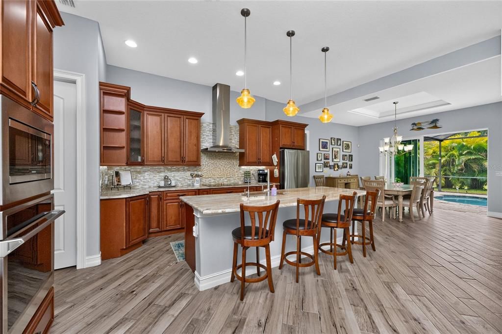 En Venta: $599,900 (3 camas, 3 baños, 2200 Pies cuadrados)