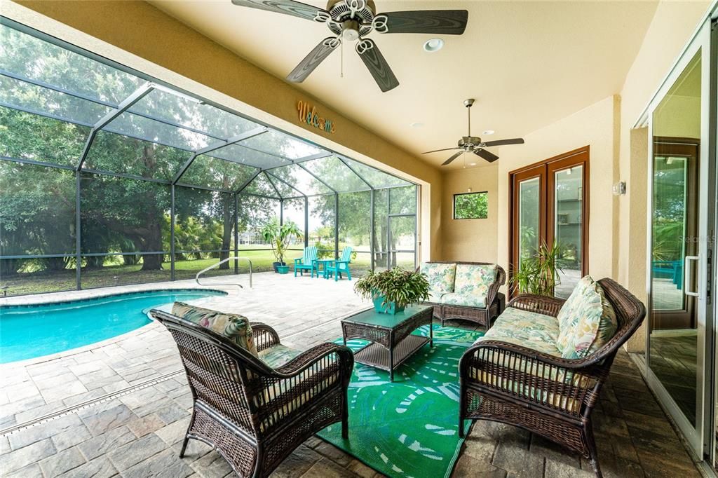 En Venta: $599,900 (3 camas, 3 baños, 2200 Pies cuadrados)