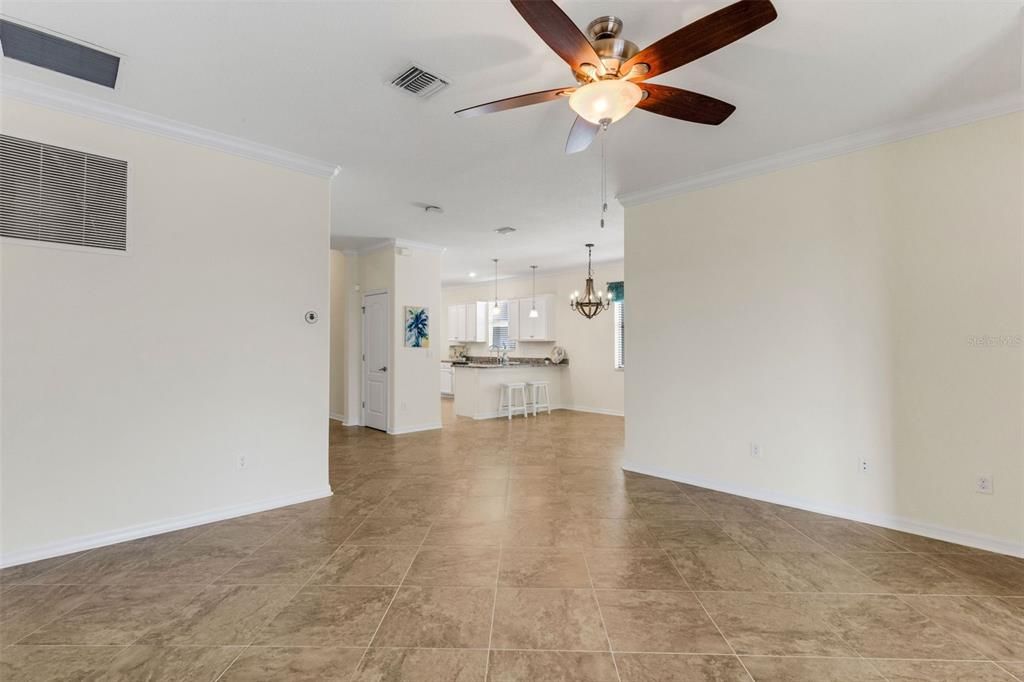 Activo con contrato: $465,000 (3 camas, 2 baños, 1669 Pies cuadrados)