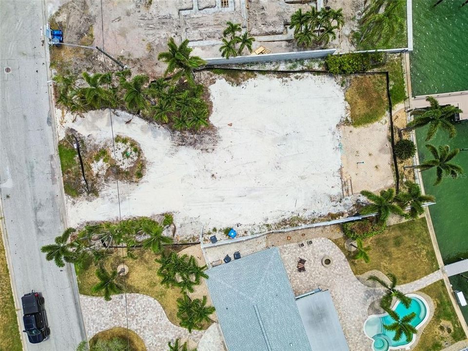 待售: $1,050,000 (0.22 acres)