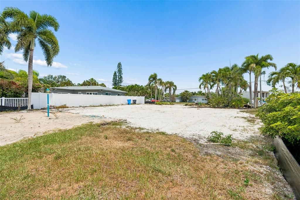 待售: $1,050,000 (0.22 acres)