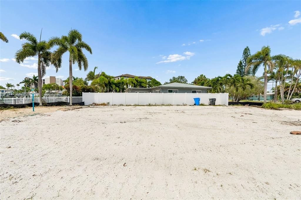 待售: $1,050,000 (0.22 acres)