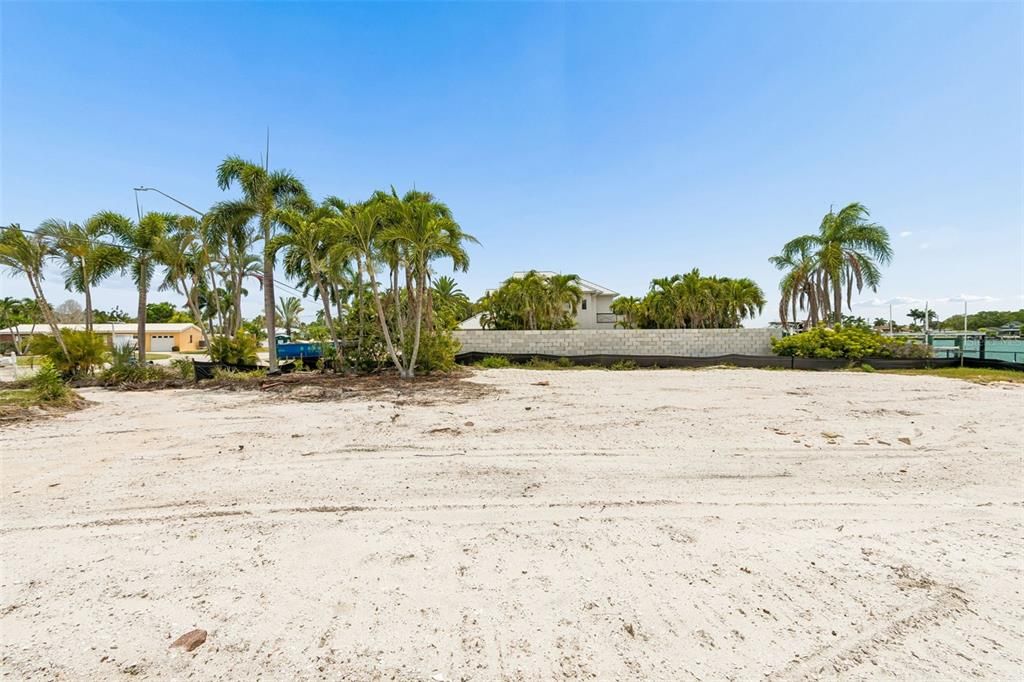 待售: $1,050,000 (0.22 acres)