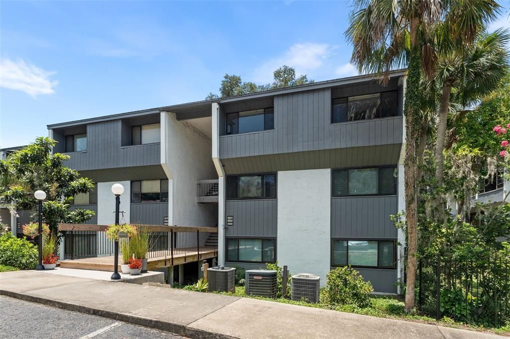 For Sale: $189,900 (2 beds, 1 baths, 1076 Square Feet)