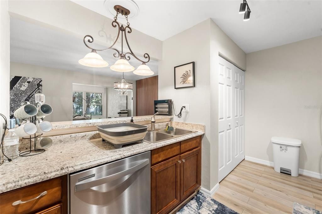 For Sale: $189,900 (2 beds, 1 baths, 1076 Square Feet)