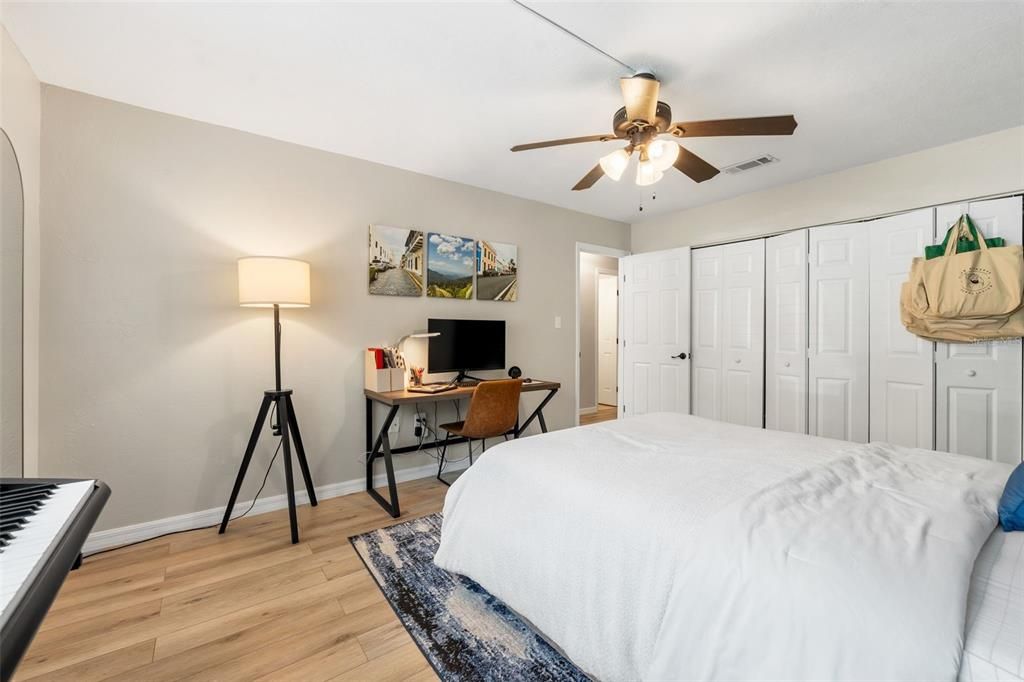 For Sale: $189,900 (2 beds, 1 baths, 1076 Square Feet)