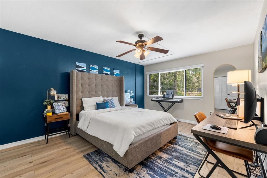 For Sale: $189,900 (2 beds, 1 baths, 1076 Square Feet)