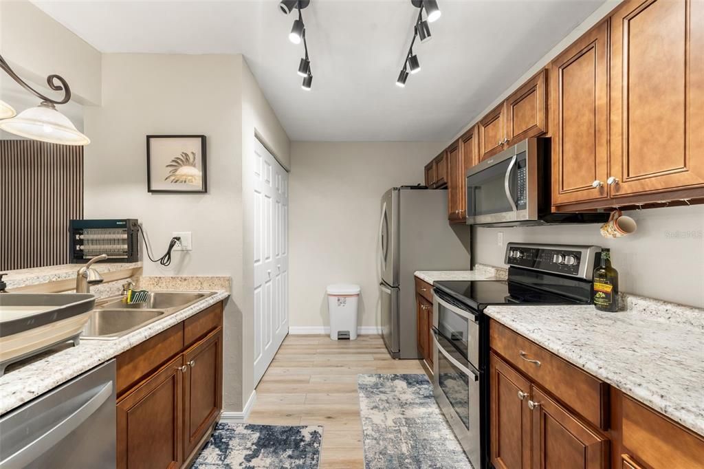 For Sale: $189,900 (2 beds, 1 baths, 1076 Square Feet)