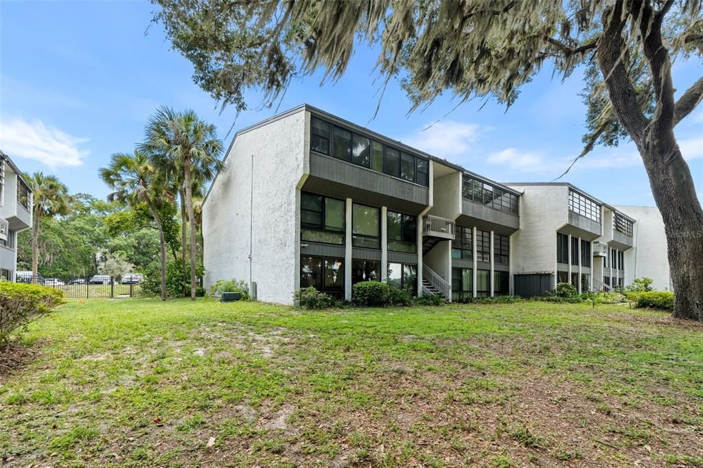 For Sale: $189,900 (2 beds, 1 baths, 1076 Square Feet)