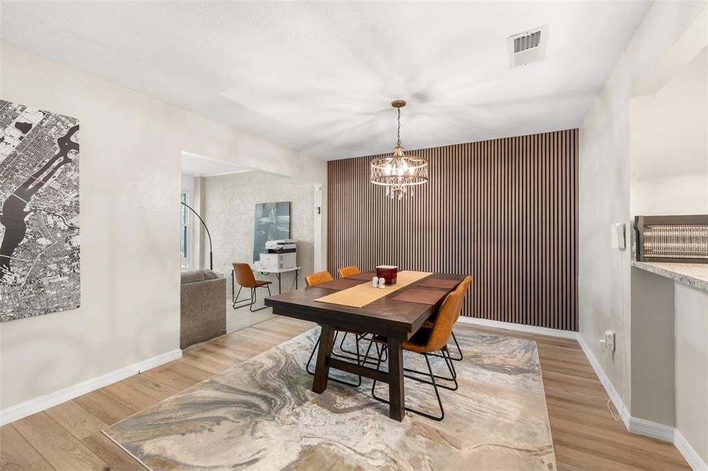 For Sale: $189,900 (2 beds, 1 baths, 1076 Square Feet)