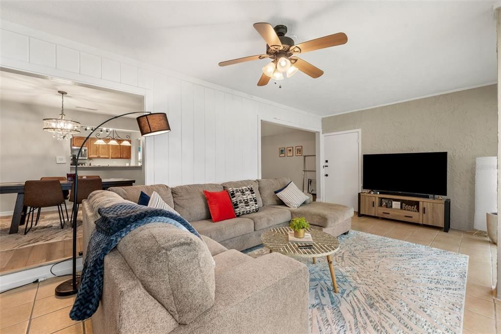 For Sale: $189,900 (2 beds, 1 baths, 1076 Square Feet)
