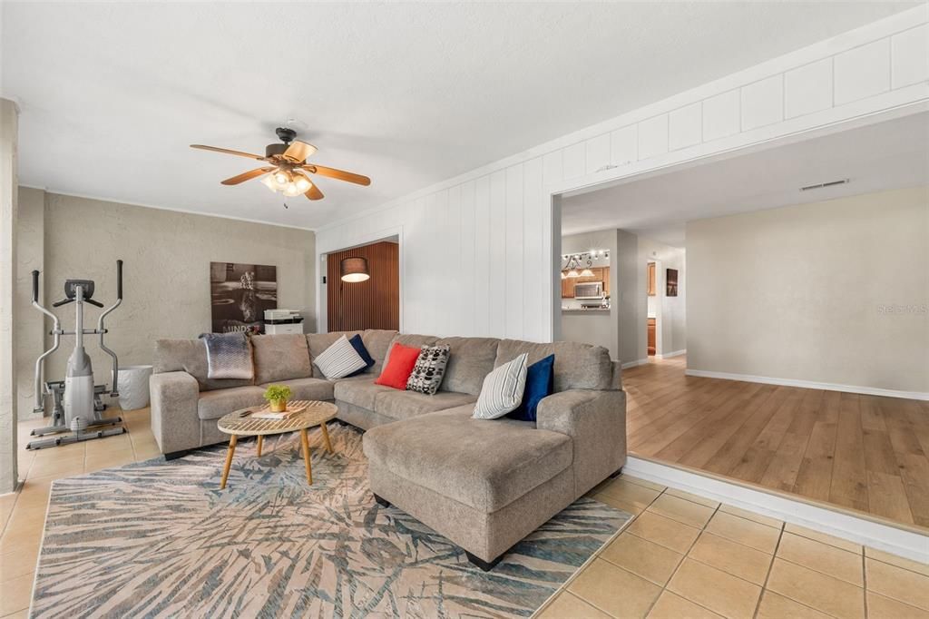 For Sale: $189,900 (2 beds, 1 baths, 1076 Square Feet)