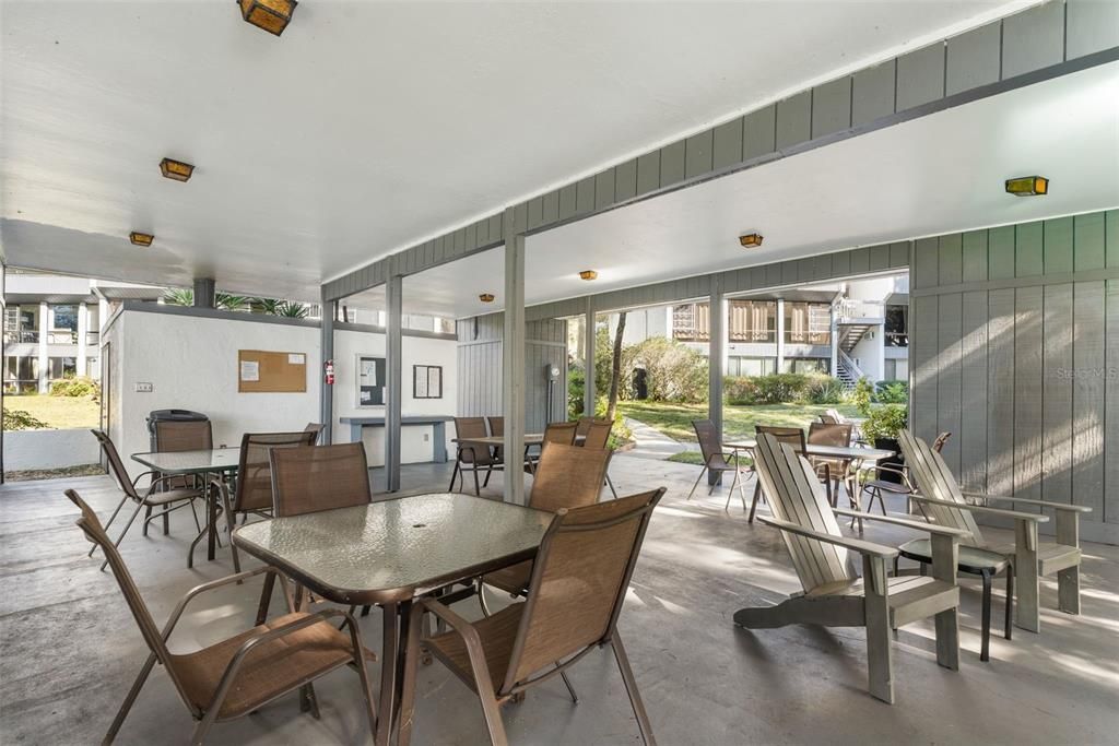 For Sale: $189,900 (2 beds, 1 baths, 1076 Square Feet)