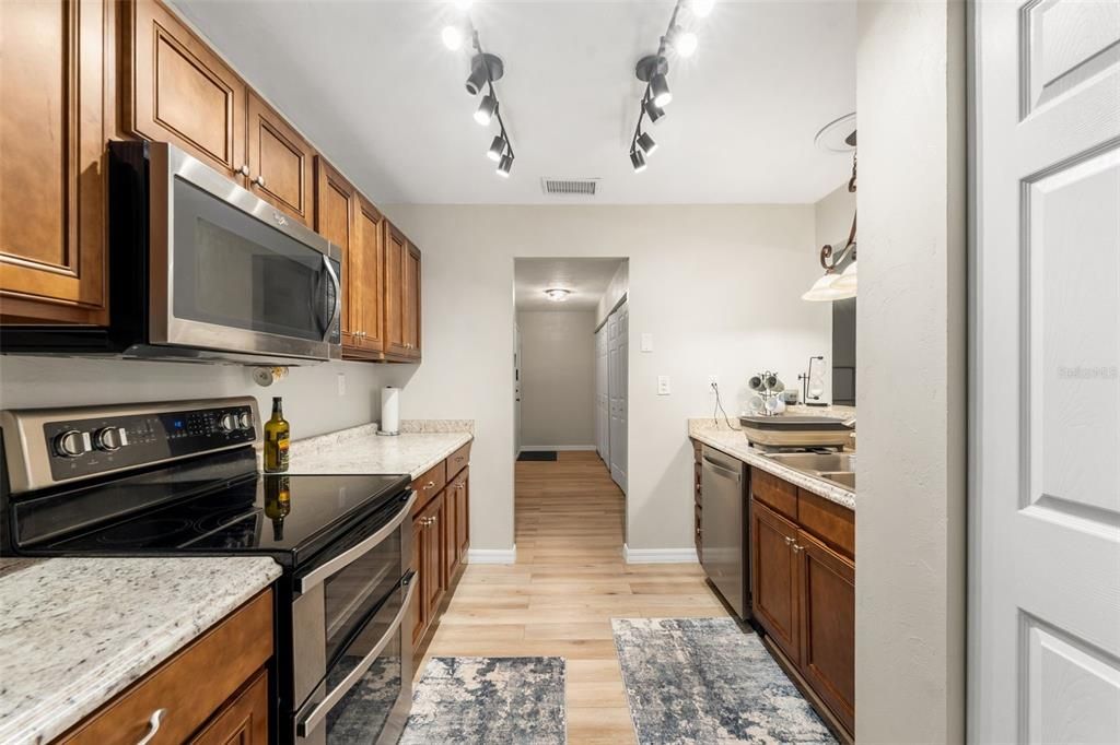 For Sale: $189,900 (2 beds, 1 baths, 1076 Square Feet)
