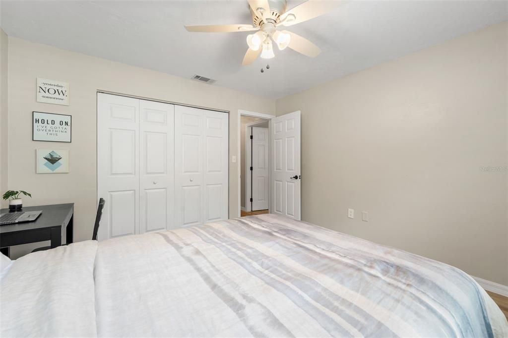 For Sale: $189,900 (2 beds, 1 baths, 1076 Square Feet)