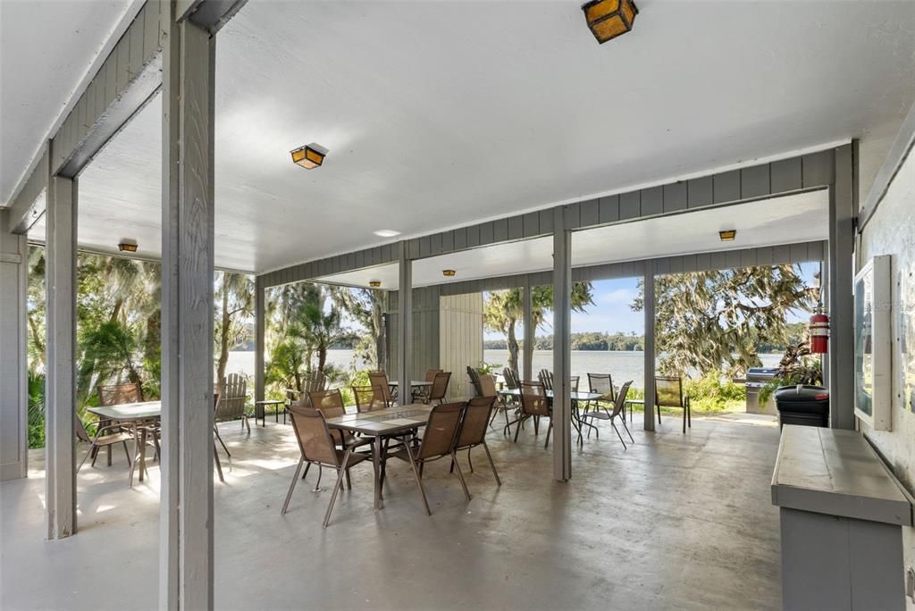 For Sale: $189,900 (2 beds, 1 baths, 1076 Square Feet)