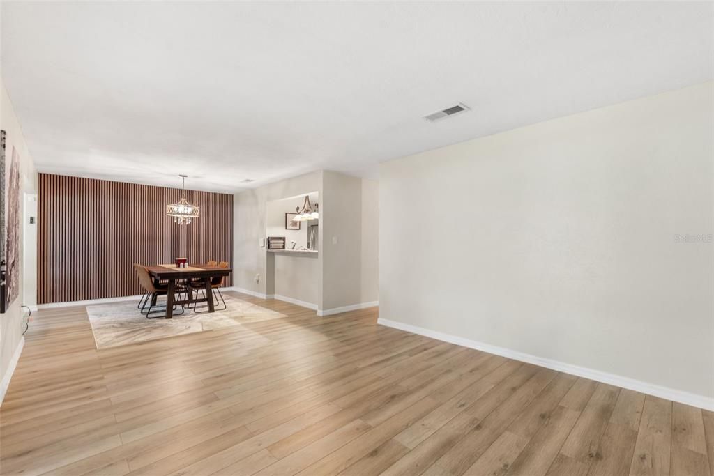 For Sale: $189,900 (2 beds, 1 baths, 1076 Square Feet)