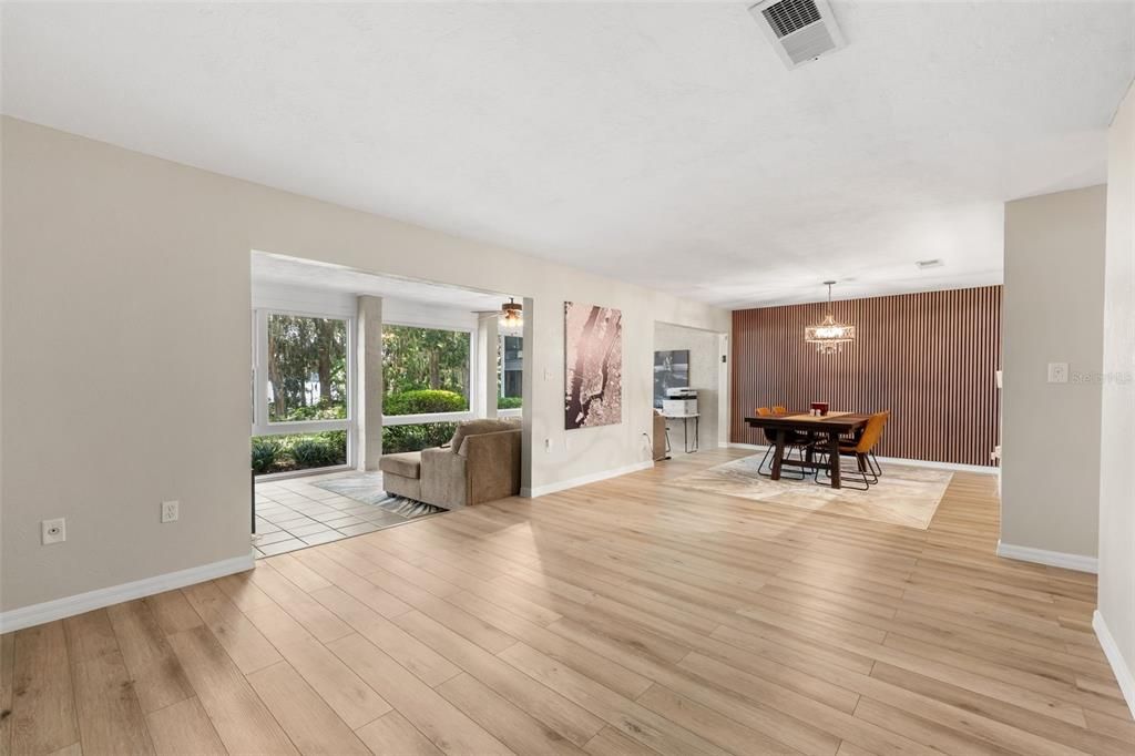 For Sale: $189,900 (2 beds, 1 baths, 1076 Square Feet)