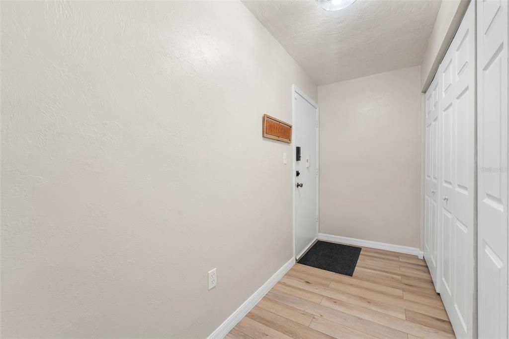 For Sale: $189,900 (2 beds, 1 baths, 1076 Square Feet)