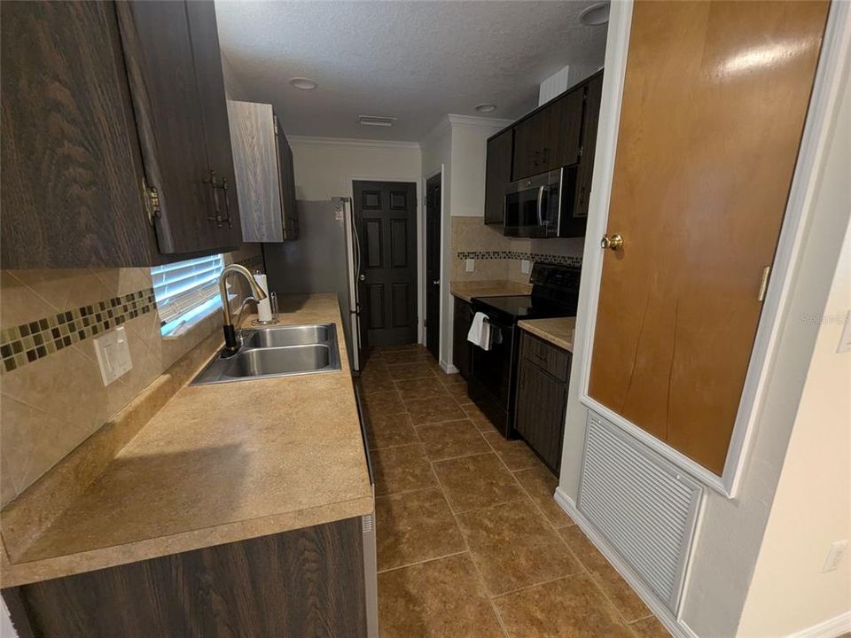 For Sale: $299,000 (3 beds, 2 baths, 1406 Square Feet)