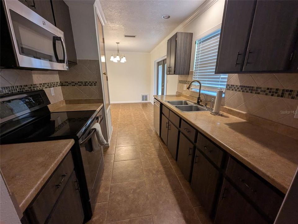 For Sale: $299,000 (3 beds, 2 baths, 1406 Square Feet)