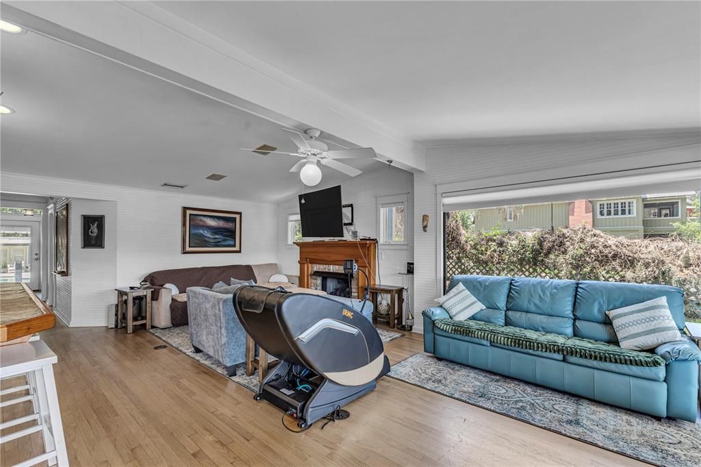 For Sale: $1,350,000 (2 beds, 2 baths, 1612 Square Feet)