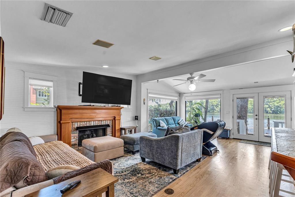 For Sale: $1,350,000 (2 beds, 2 baths, 1612 Square Feet)