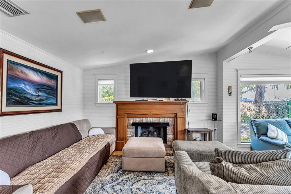 For Sale: $1,350,000 (2 beds, 2 baths, 1612 Square Feet)