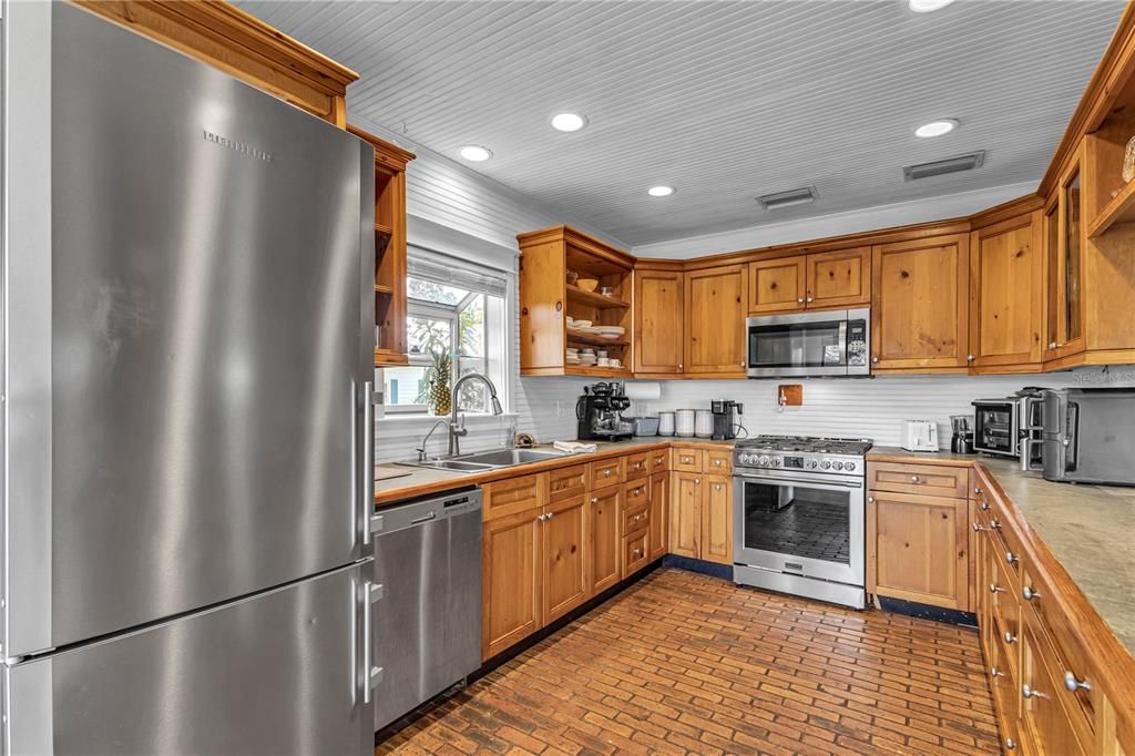 For Sale: $1,350,000 (2 beds, 2 baths, 1612 Square Feet)