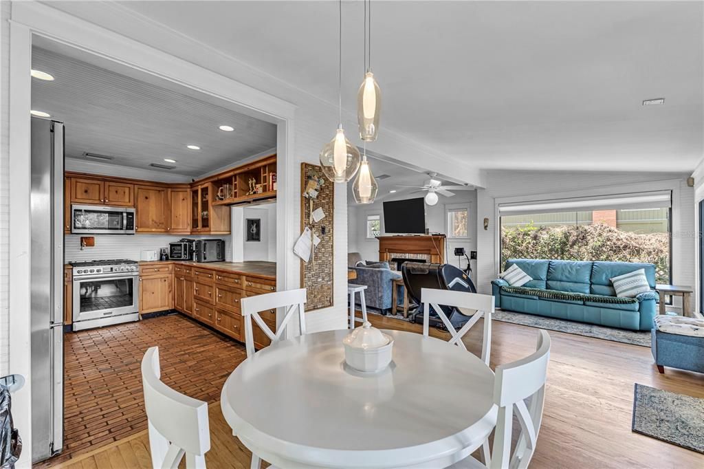 For Sale: $1,350,000 (2 beds, 2 baths, 1612 Square Feet)
