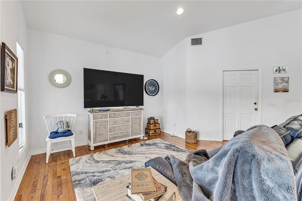 For Sale: $1,350,000 (2 beds, 2 baths, 1612 Square Feet)