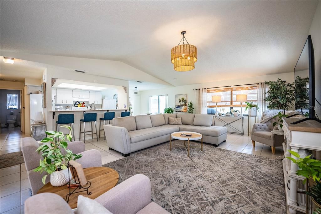 На продажу: $549,900 (3 спален, 2 ванн, 1570 Квадратных фут)