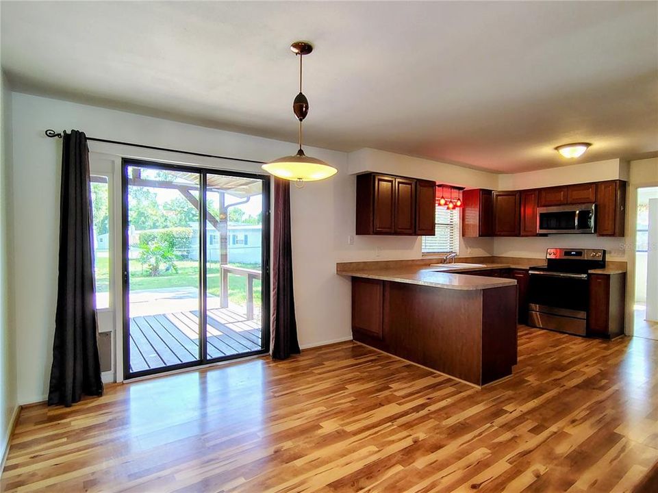 На продажу: $249,900 (2 спален, 2 ванн, 1320 Квадратных фут)