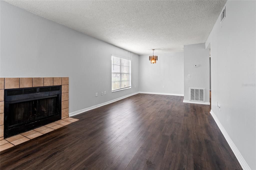For Rent: $1,350 (3 beds, 2 baths, 912 Square Feet)