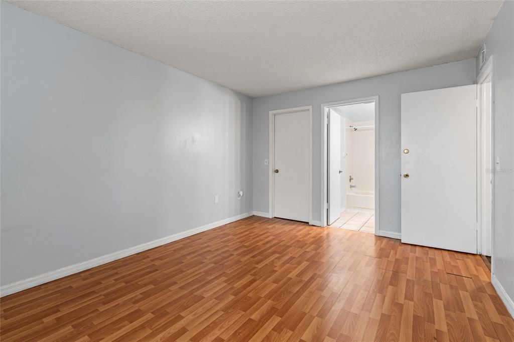 For Rent: $1,350 (3 beds, 2 baths, 912 Square Feet)
