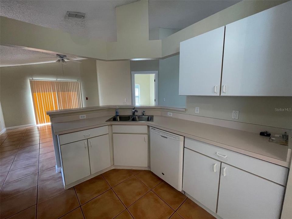 В аренду: $2,395 (4 спален, 2 ванн, 1855 Квадратных фут)