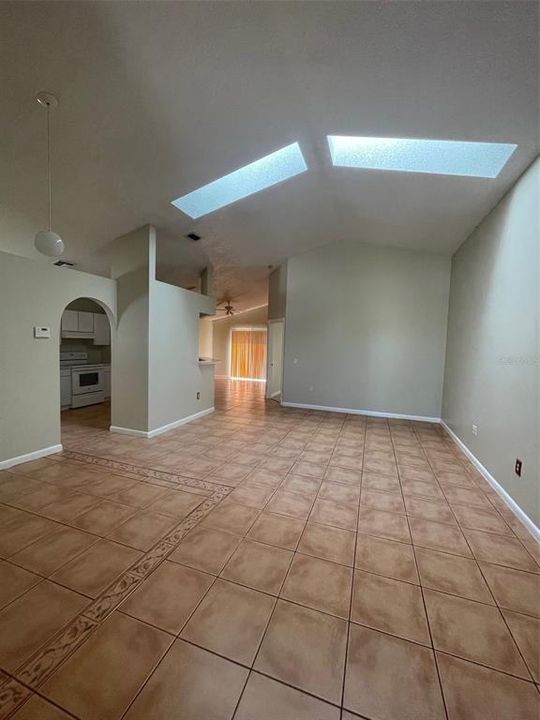 В аренду: $2,395 (4 спален, 2 ванн, 1855 Квадратных фут)