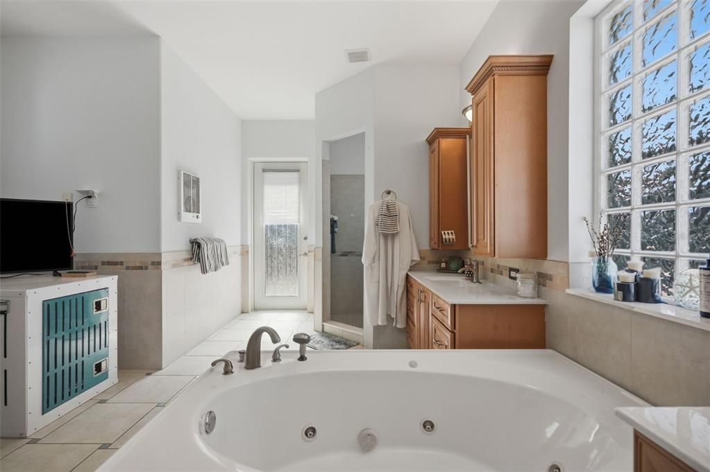 For Sale: $1,350,000 (3 beds, 3 baths, 3676 Square Feet)