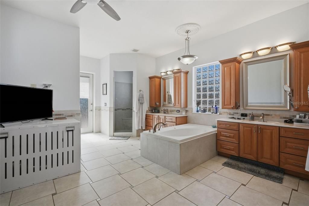 For Sale: $1,350,000 (3 beds, 3 baths, 3676 Square Feet)