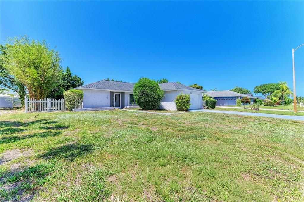 For Sale: $349,000 (2 beds, 2 baths, 1194 Square Feet)